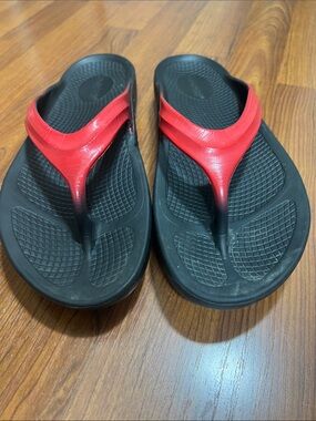 OOFOS Women's Sz 9 Oolala Flip Flop Sandals Back and Red